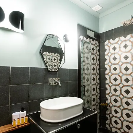 Flat 13 * סורנטו